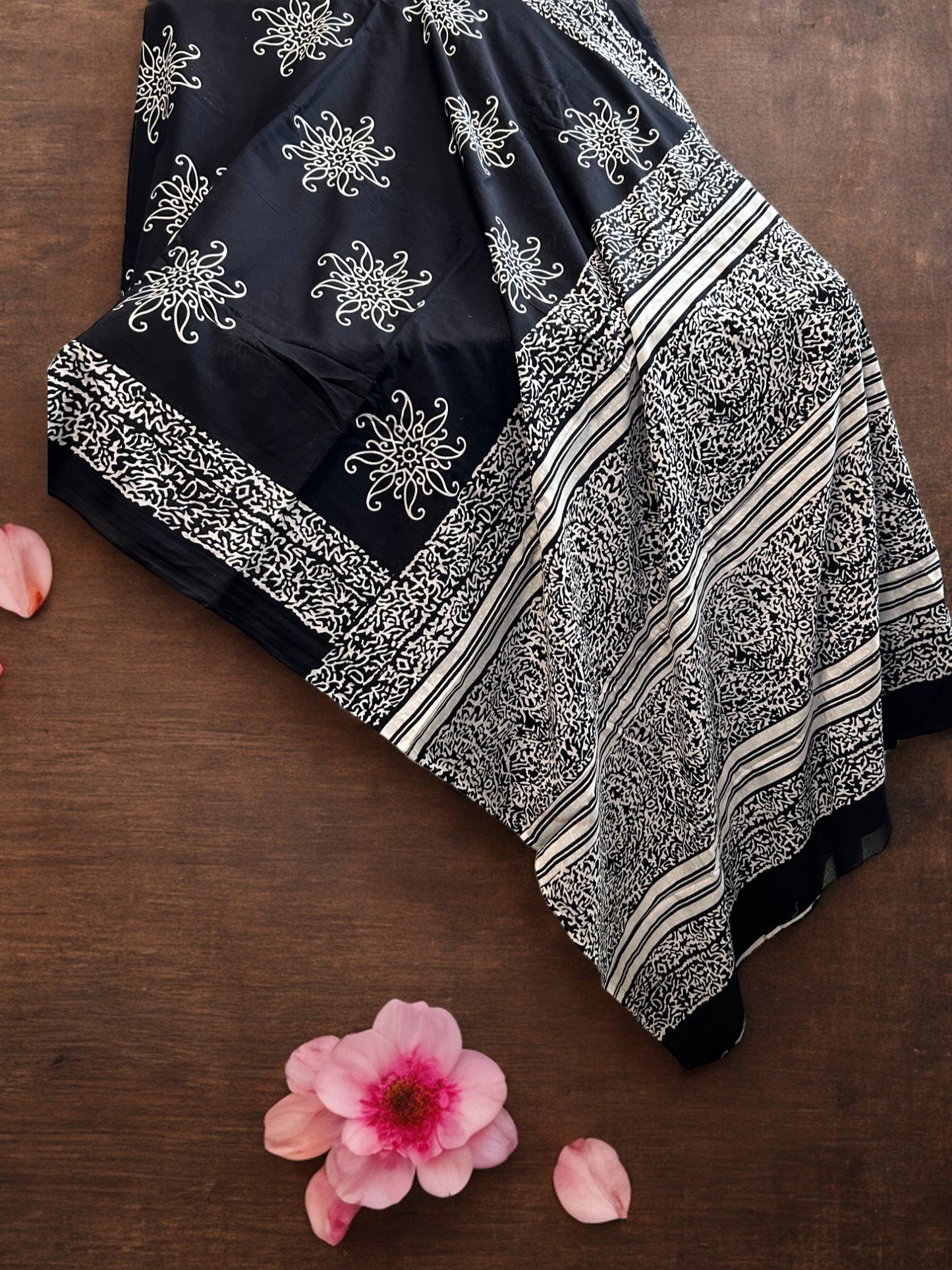 Mulmul Chuna Patti Saree