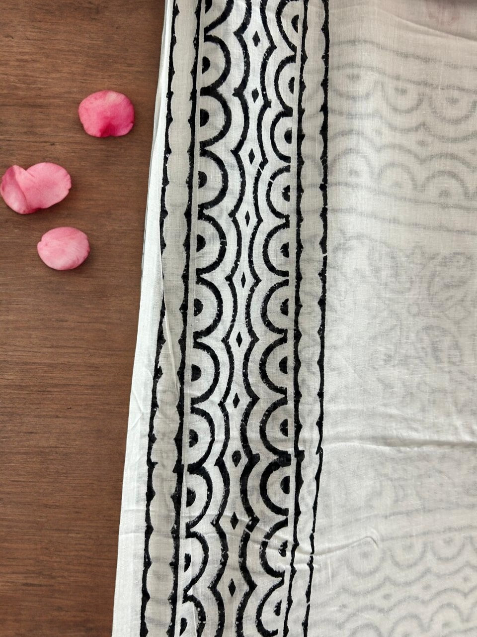 Mulmul Chuna Patti Saree