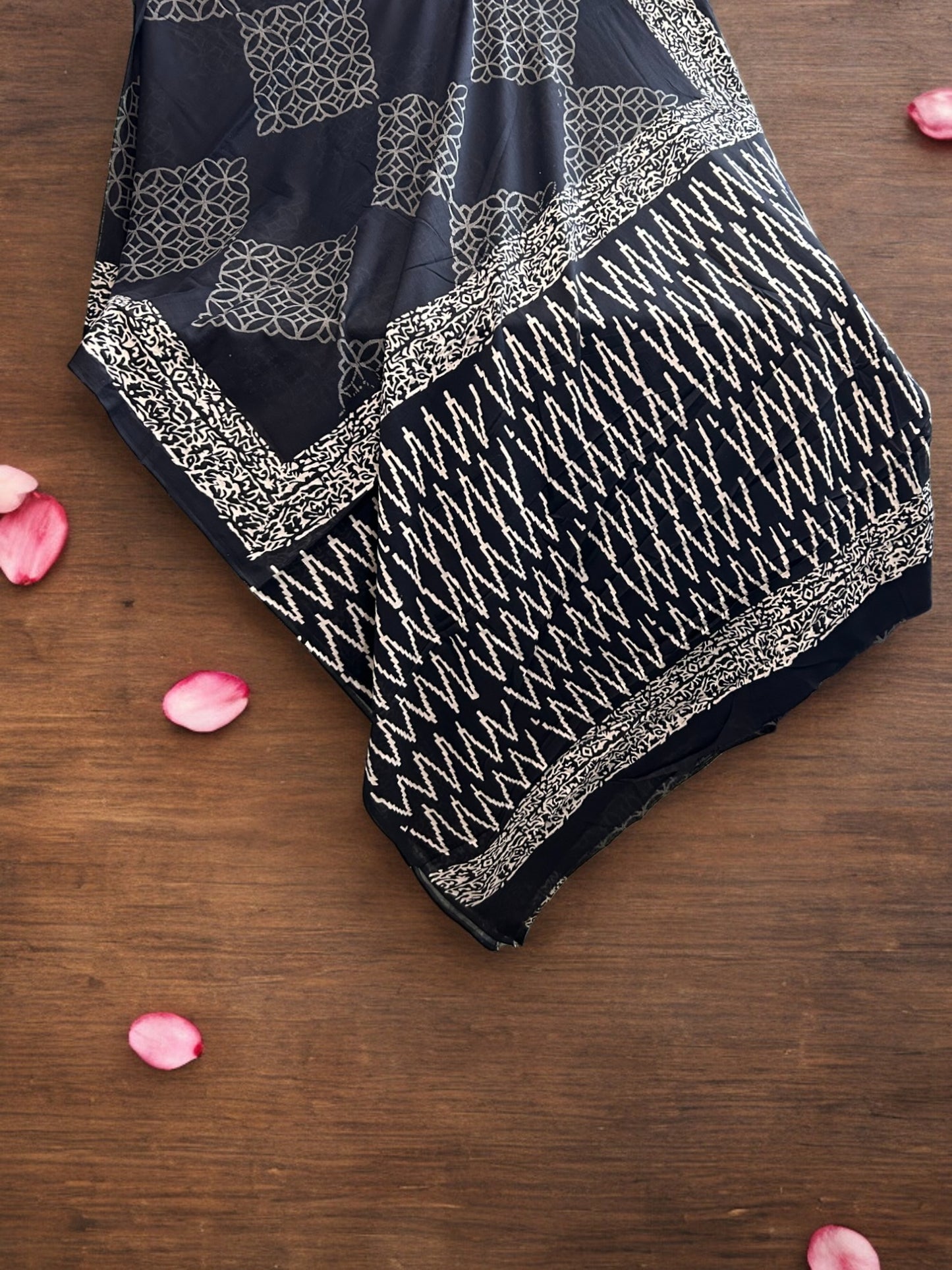 Mulmul Chuna Patti Saree