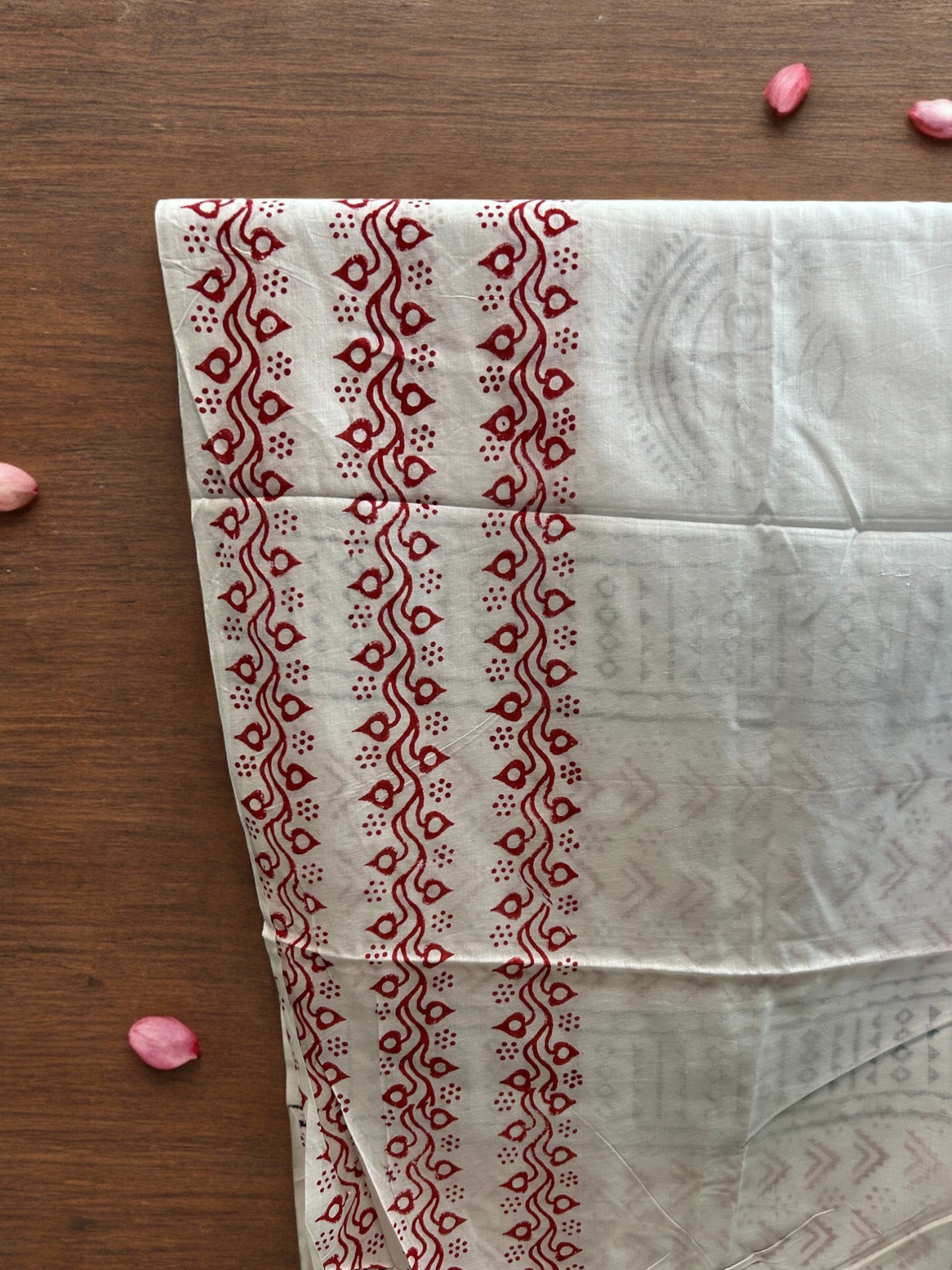 Mulmul Chuna Patti Saree