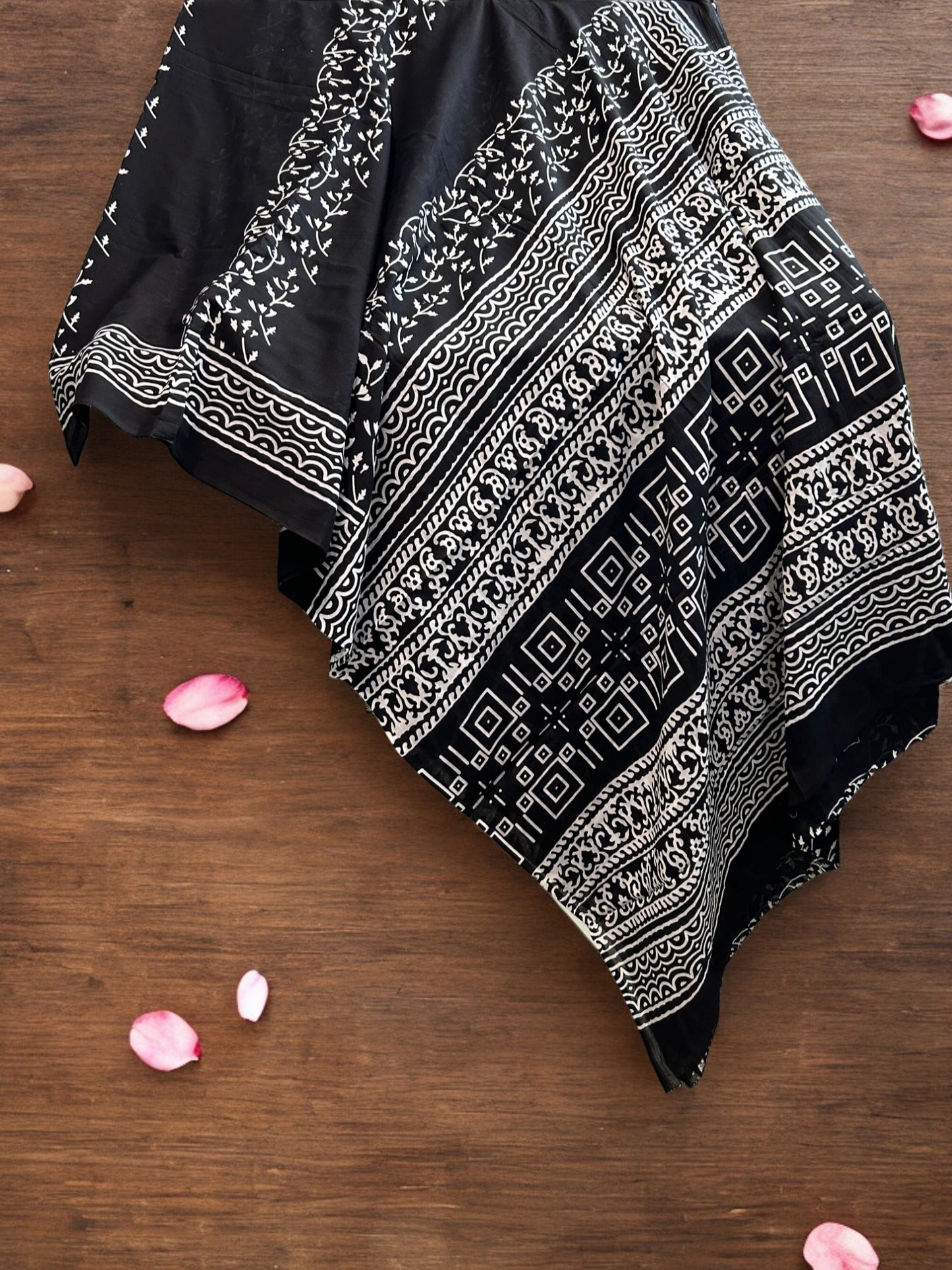 Mulmul Chuna Patti Saree